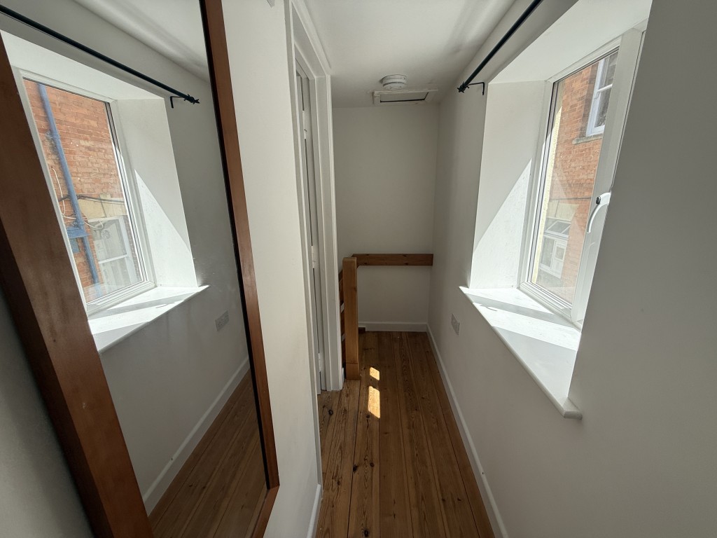 Lot: 126 - ONE-BEDROOM COTTAGE FOR UPDATING - Landing